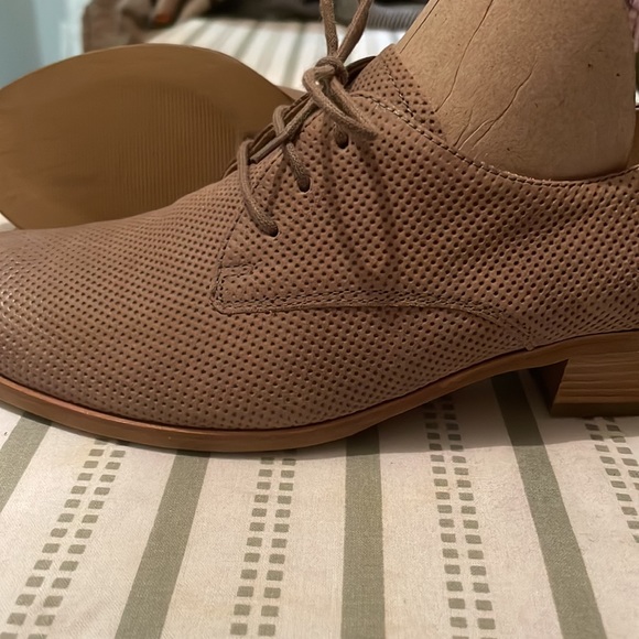 Natural/tan shoes/ oxfords with a western vibe. Paul Green size 7.5 - Picture 3 of 7